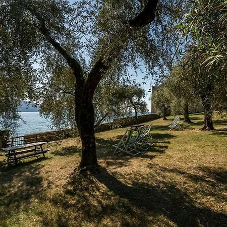 Oleandro Apartment Directly On The Lake Гарньяно Экстерьер фото