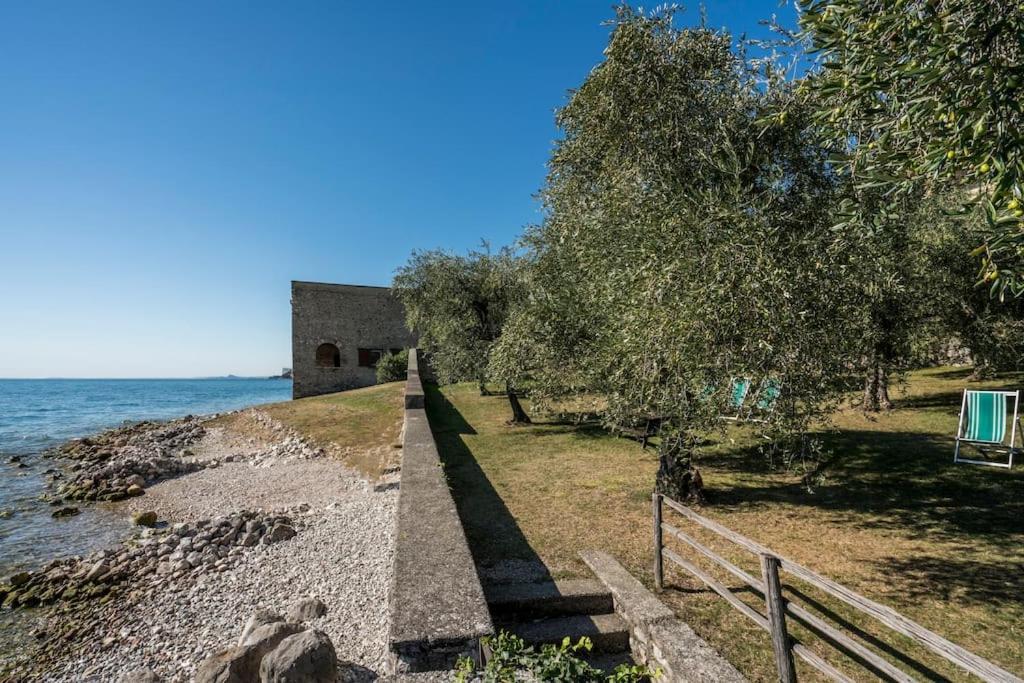 Oleandro Apartment Directly On The Lake Гарньяно Экстерьер фото