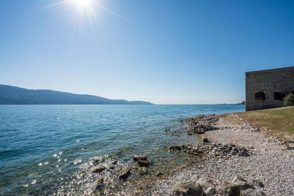 Oleandro Apartment Directly On The Lake Гарньяно Экстерьер фото